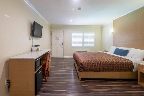 Hollywood City Inn - image 11