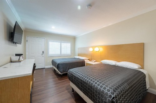 Hollywood City Inn - image 19