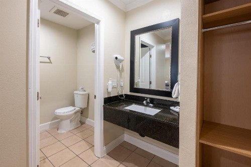 Hollywood City Inn - image 21