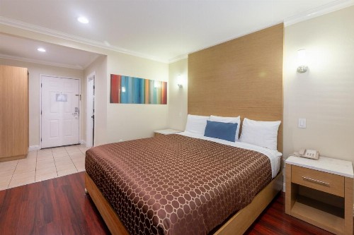 Hollywood City Inn - image 24