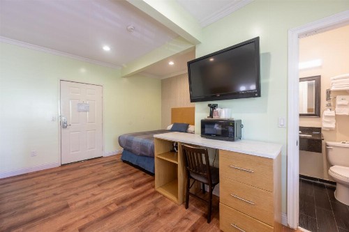 Hollywood City Inn - image 33