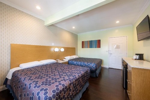 Hollywood City Inn - image 36