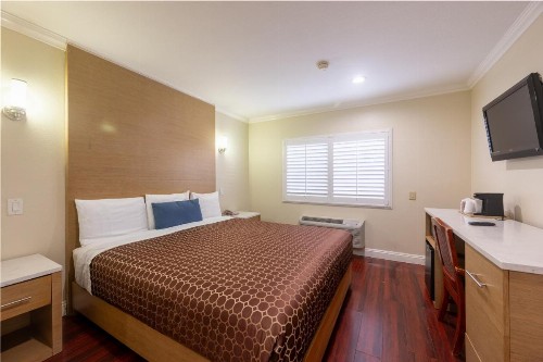 Hollywood City Inn - image 4