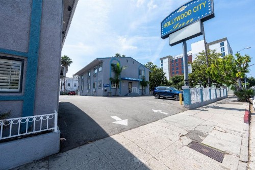 Hollywood City Inn - image 41