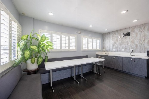 Hollywood City Inn - image 46