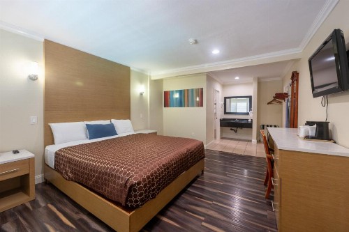 Hollywood City Inn - image 5