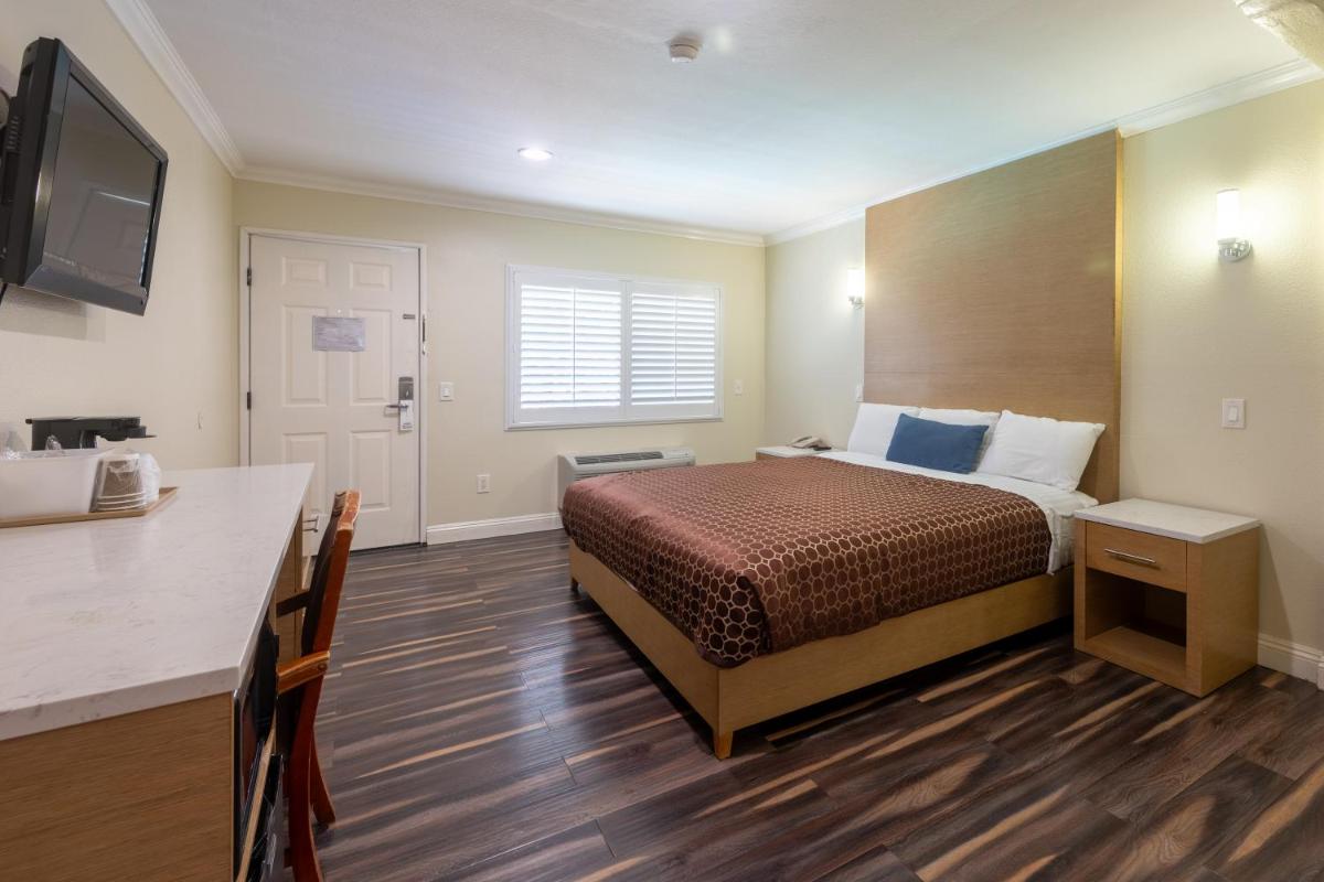 Hollywood City Inn - image 6