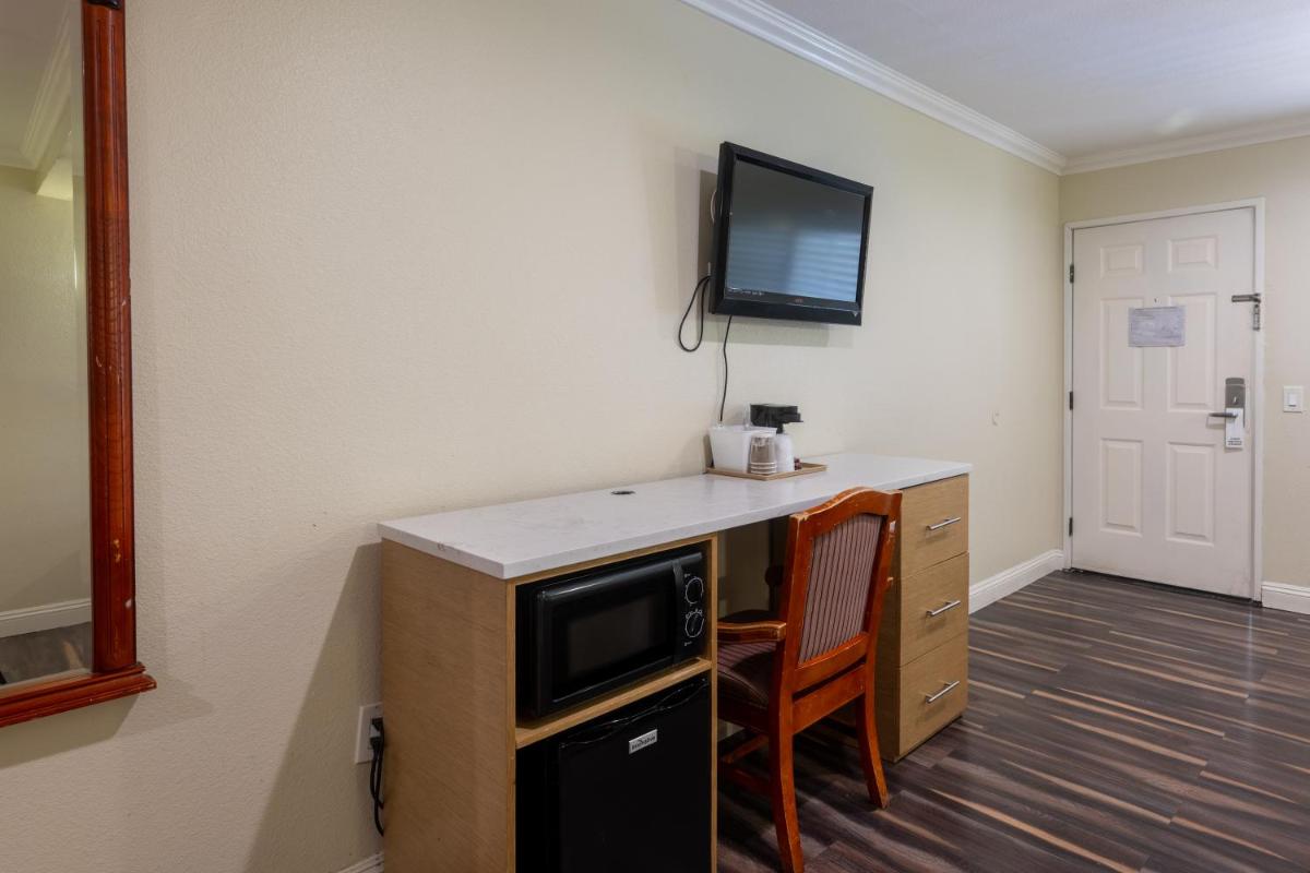 Hollywood City Inn - image 7