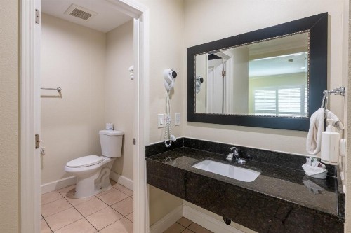 Hollywood City Inn - image 9