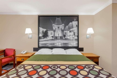 Super 8 by Wyndham Los Angeles Downtown - image 10