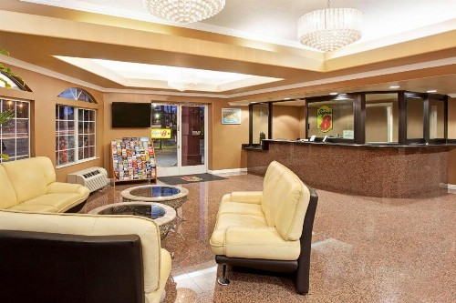 Super 8 by Wyndham Los Angeles Downtown - image 11