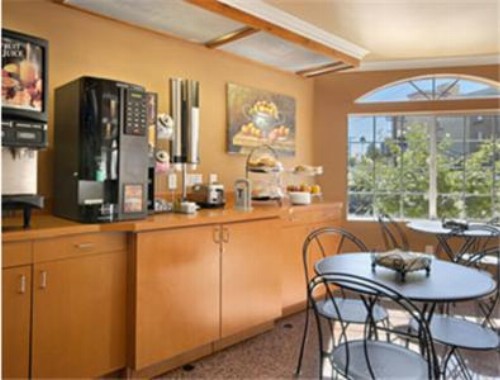 Super 8 by Wyndham Los Angeles Downtown - image 12