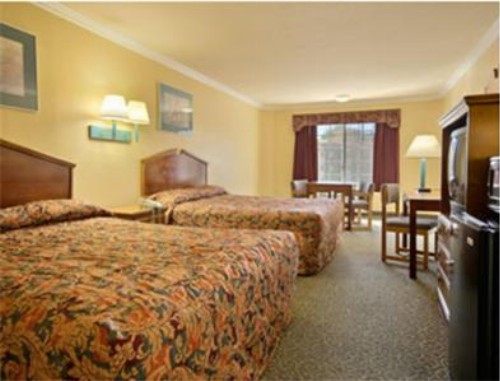 Super 8 by Wyndham Los Angeles Downtown - image 13