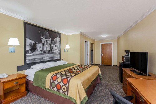 Super 8 by Wyndham Los Angeles Downtown - image 18