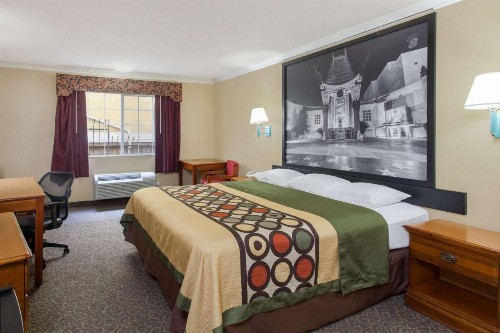 Super 8 by Wyndham Los Angeles Downtown - image 5