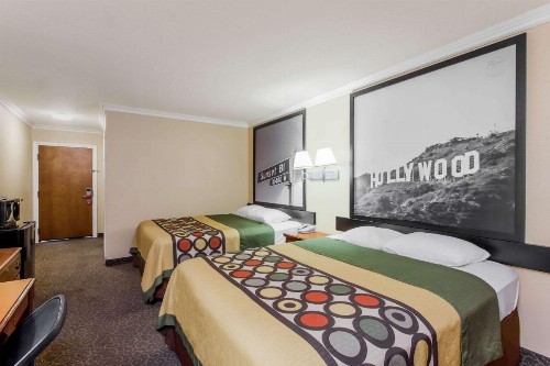 Super 8 by Wyndham Los Angeles Downtown - image 8