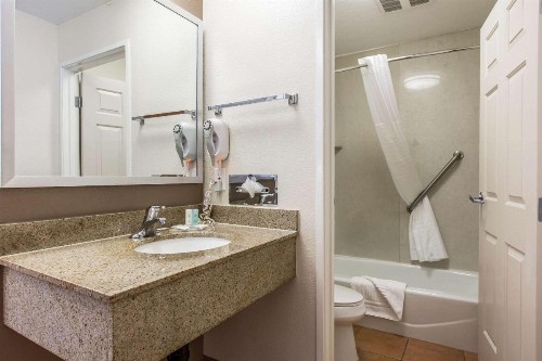 Comfort Inn Los Angeles near Hollywood - image 11
