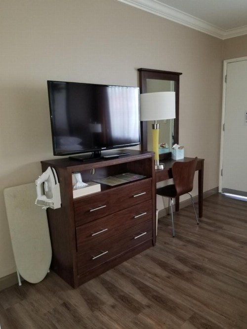 Super 8 by Wyndham Los Angeles-Culver City Area - image 12