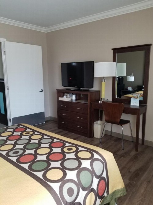 Super 8 by Wyndham Los Angeles-Culver City Area - image 16