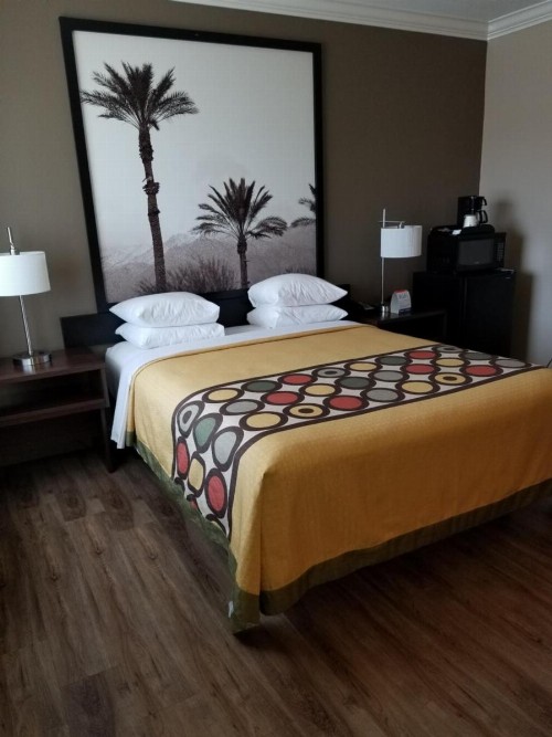 Super 8 by Wyndham Los Angeles-Culver City Area - image 17