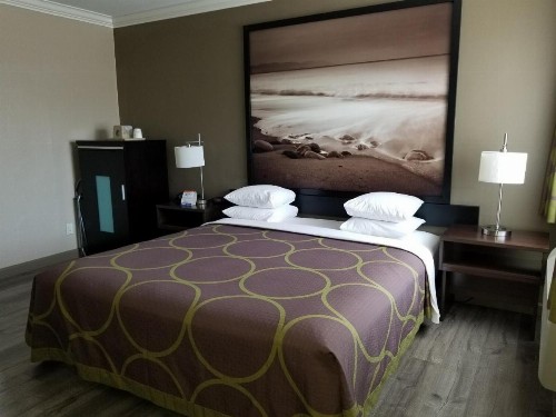 Super 8 by Wyndham Los Angeles-Culver City Area - image 20