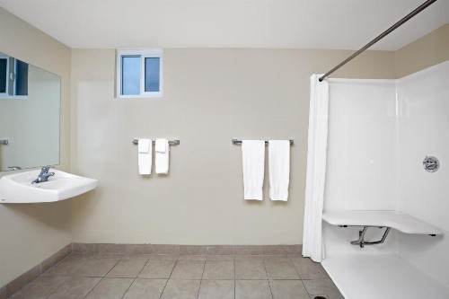 Super 8 by Wyndham Los Angeles-Culver City Area - image 24