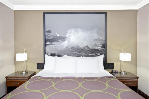 Super 8 by Wyndham Los Angeles-Culver City Area - image 25