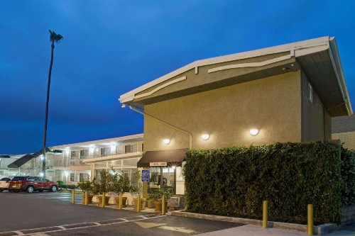 Super 8 by Wyndham Los Angeles-Culver City Area - image 3