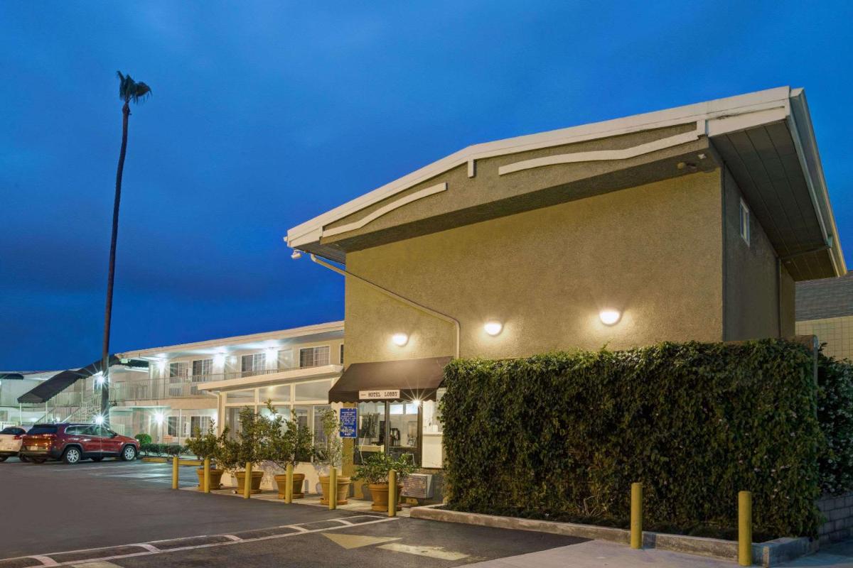 Super 8 by Wyndham Los Angeles-Culver City Area - image 3