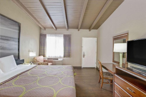 Super 8 by Wyndham Los Angeles-Culver City Area - image 5