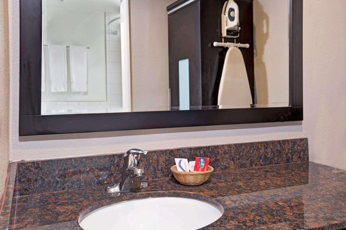 Super 8 by Wyndham Los Angeles-Culver City Area - image 6