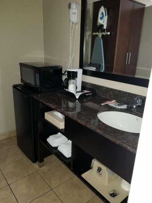 Super 8 by Wyndham Los Angeles-Culver City Area - image 9