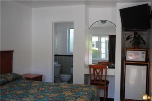 Rose Bowl Motel - image 11