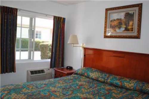 Rose Bowl Motel - image 12