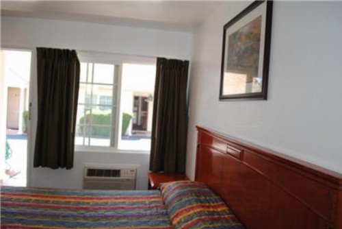 Rose Bowl Motel - image 17