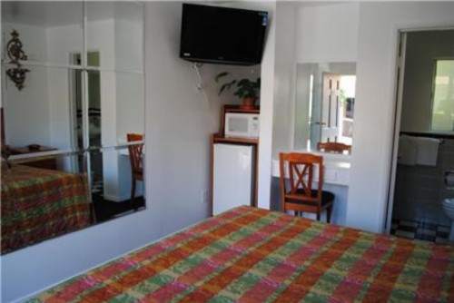Rose Bowl Motel - image 8