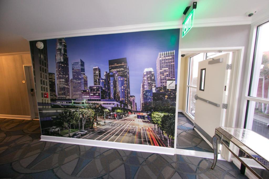 Metropolitan Inn & Suites - image 2