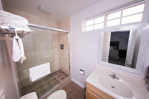 Metropolitan Inn & Suites - image 22