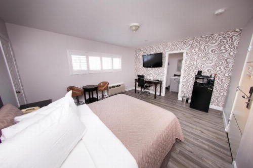 Metropolitan Inn & Suites - image 36