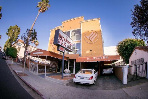Metropolitan Inn & Suites - image 7