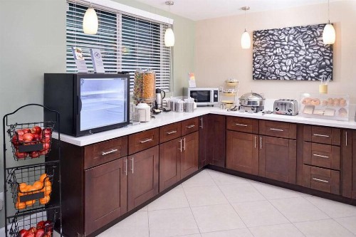 Best Western Plus LA Mid-Town Hotel - image 6