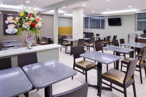Best Western Plus LA Mid-Town Hotel - image 7