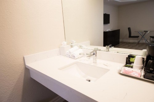 Wilshire Crest Hotel - image 10