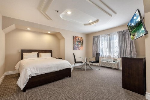 Wilshire Crest Hotel - image 16