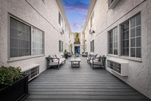 Wilshire Crest Hotel - image 19