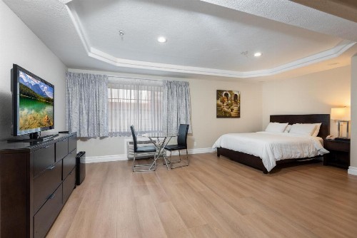 Wilshire Crest Hotel - image 26