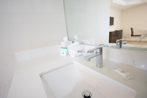 Wilshire Crest Hotel - image 8