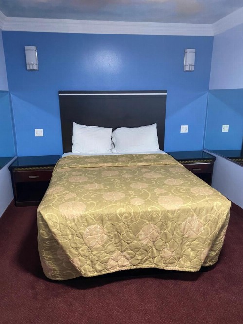 Golden West Manor Motel - image 11