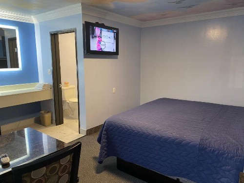 Golden West Manor Motel - image 13