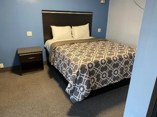 Golden West Manor Motel - image 16